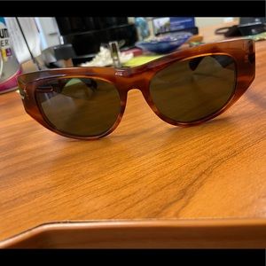 Ray-Ban Wayfarer DEKKO tortoise retro sunglasses.